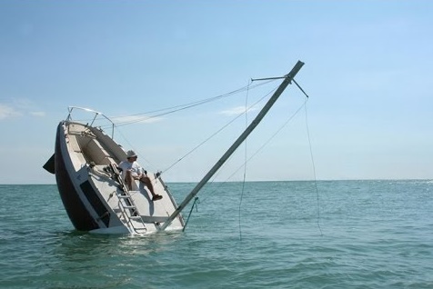 Sparare una cannonate da una barca a vela non è una buona idea